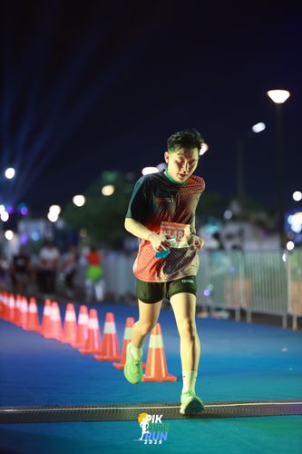 Race photo from PIK NITE RUN 2025