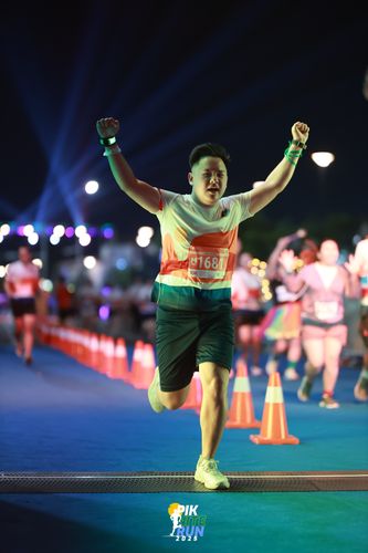 Race photo from PIK NITE RUN 2025