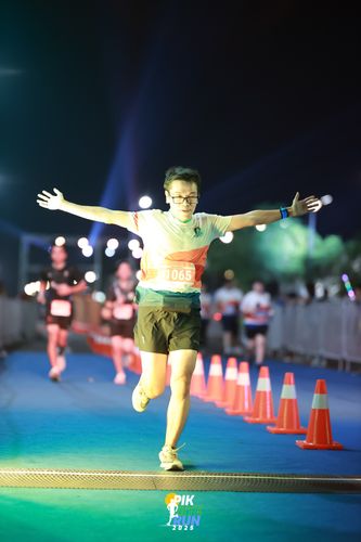 Race photo from PIK NITE RUN 2025