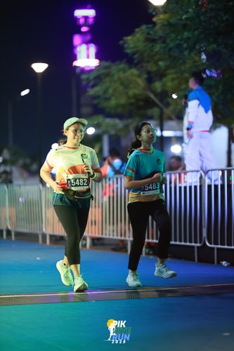 Race photo from PIK NITE RUN 2025