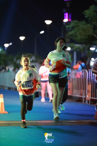 Race photo from PIK NITE RUN 2025