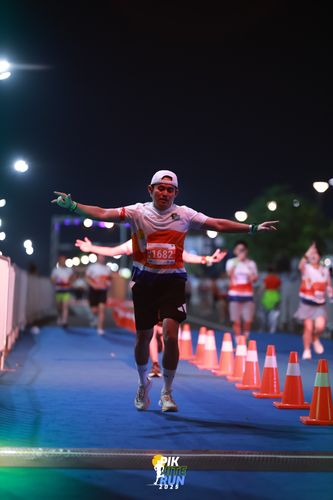 Race photo from PIK NITE RUN 2025
