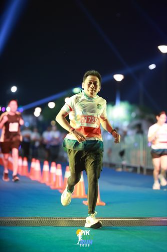 Race photo from PIK NITE RUN 2025