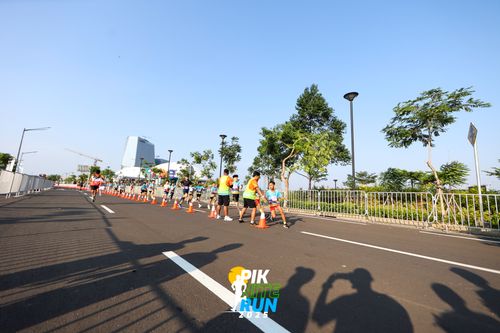 Race photo from PIK NITE RUN 2025
