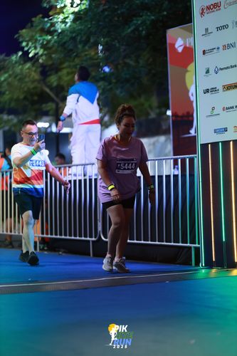 Race photo from PIK NITE RUN 2025