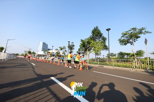 Race photo from PIK NITE RUN 2025