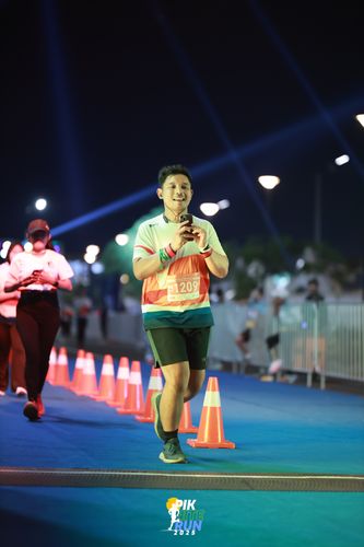 Race photo from PIK NITE RUN 2025