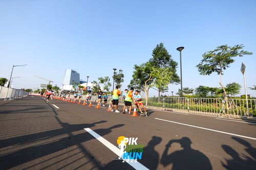 Race photo from PIK NITE RUN 2025