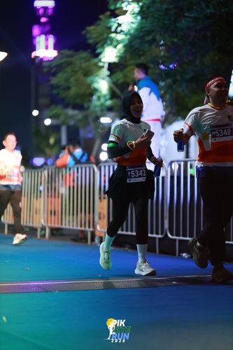 Race photo from PIK NITE RUN 2025