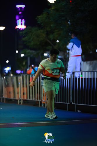 Race photo from PIK NITE RUN 2025