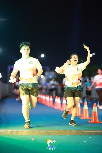 Race photo from PIK NITE RUN 2025