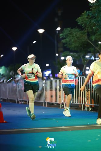 Race photo from PIK NITE RUN 2025