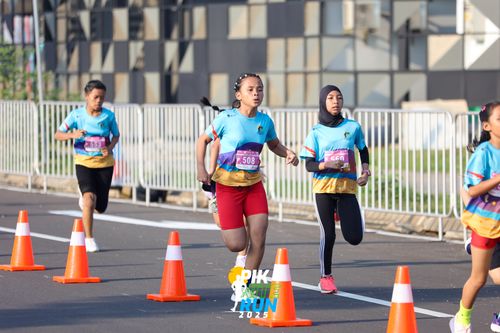 Race photo from PIK NITE RUN 2025
