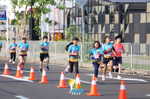 Race photo from PIK NITE RUN 2025