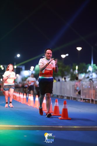 Race photo from PIK NITE RUN 2025