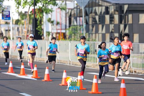 Race photo from PIK NITE RUN 2025