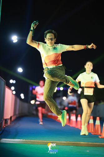 Race photo from PIK NITE RUN 2025