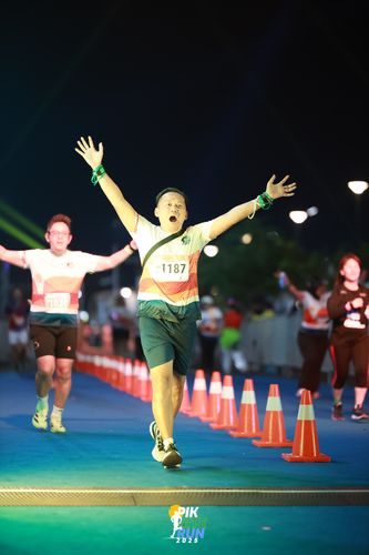 Race photo from PIK NITE RUN 2025