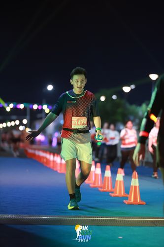 Race photo from PIK NITE RUN 2025