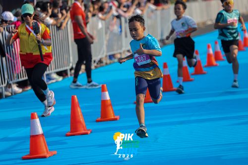 Race photo from PIK NITE RUN 2025
