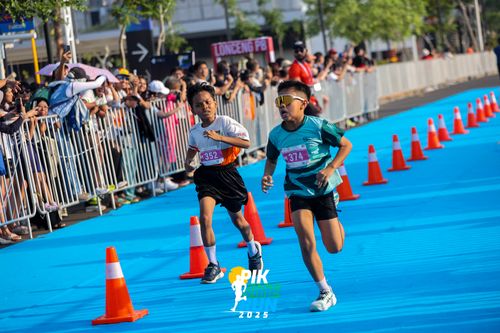 Race photo from PIK NITE RUN 2025