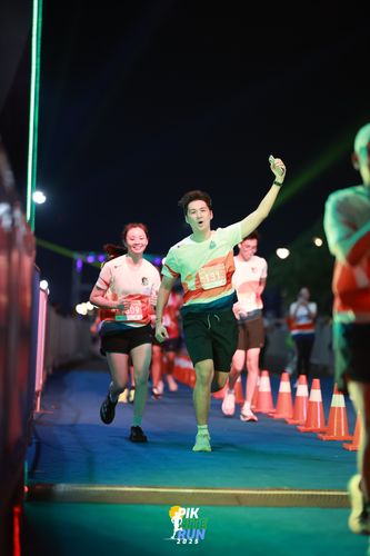 Race photo from PIK NITE RUN 2025