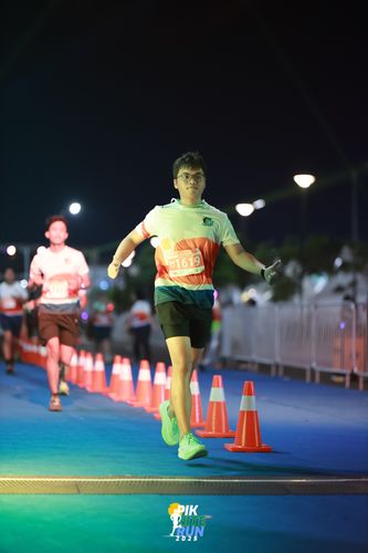 Race photo from PIK NITE RUN 2025