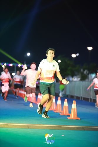 Race photo from PIK NITE RUN 2025