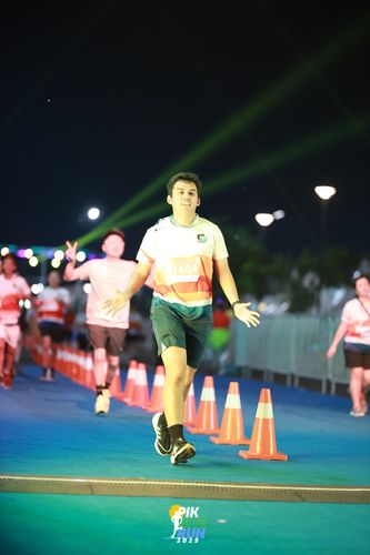 Race photo from PIK NITE RUN 2025