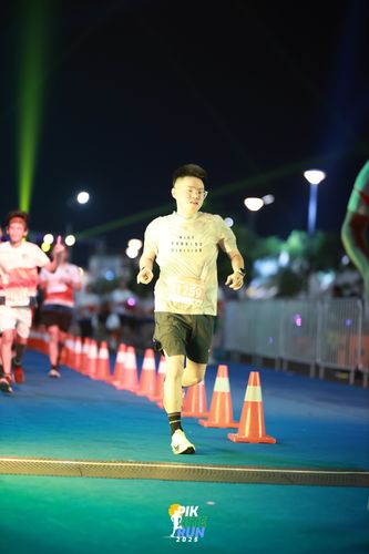 Race photo from PIK NITE RUN 2025