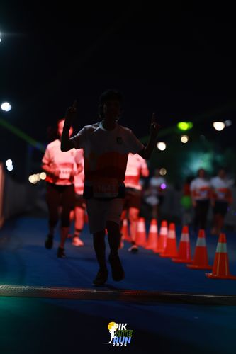 Race photo from PIK NITE RUN 2025