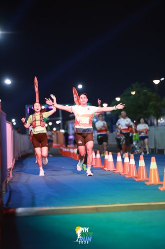 Race photo from PIK NITE RUN 2025