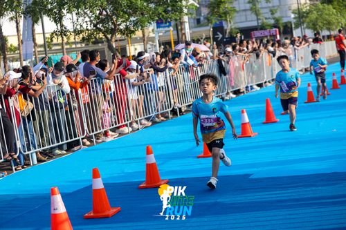 Race photo from PIK NITE RUN 2025