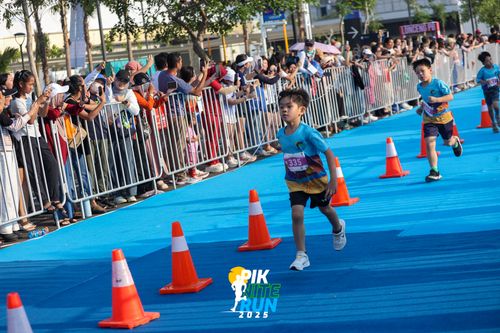 Race photo from PIK NITE RUN 2025