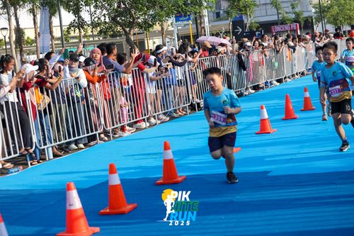 Race photo from PIK NITE RUN 2025