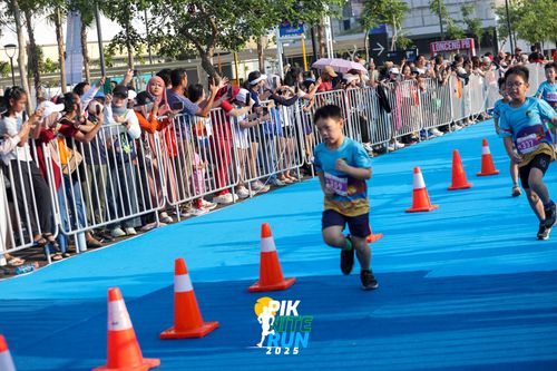 Race photo from PIK NITE RUN 2025