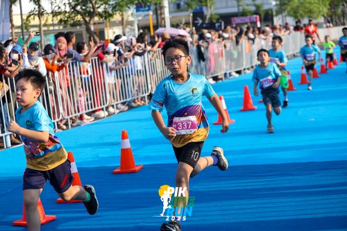 Race photo from PIK NITE RUN 2025