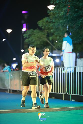 Race photo from PIK NITE RUN 2025