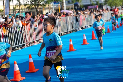 Race photo from PIK NITE RUN 2025