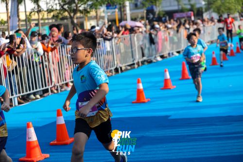 Race photo from PIK NITE RUN 2025