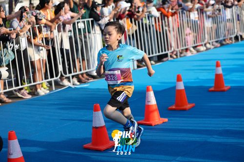 Race photo from PIK NITE RUN 2025