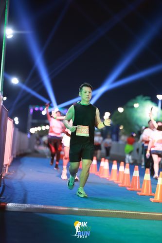 Race photo from PIK NITE RUN 2025