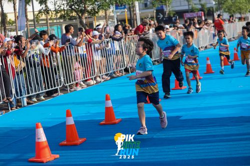Race photo from PIK NITE RUN 2025