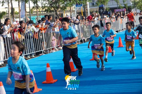 Race photo from PIK NITE RUN 2025