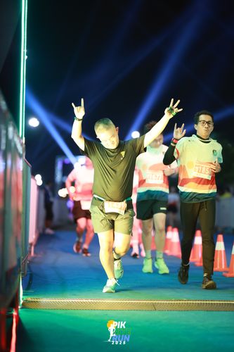 Race photo from PIK NITE RUN 2025