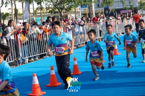 Race photo from PIK NITE RUN 2025