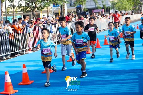 Race photo from PIK NITE RUN 2025