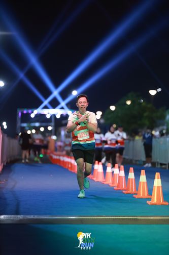 Race photo from PIK NITE RUN 2025