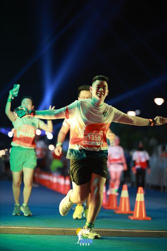 Race photo from PIK NITE RUN 2025