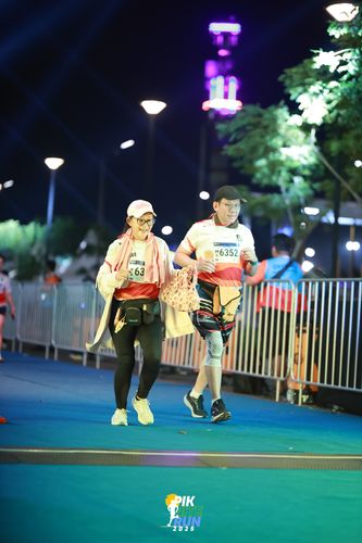 Race photo from PIK NITE RUN 2025